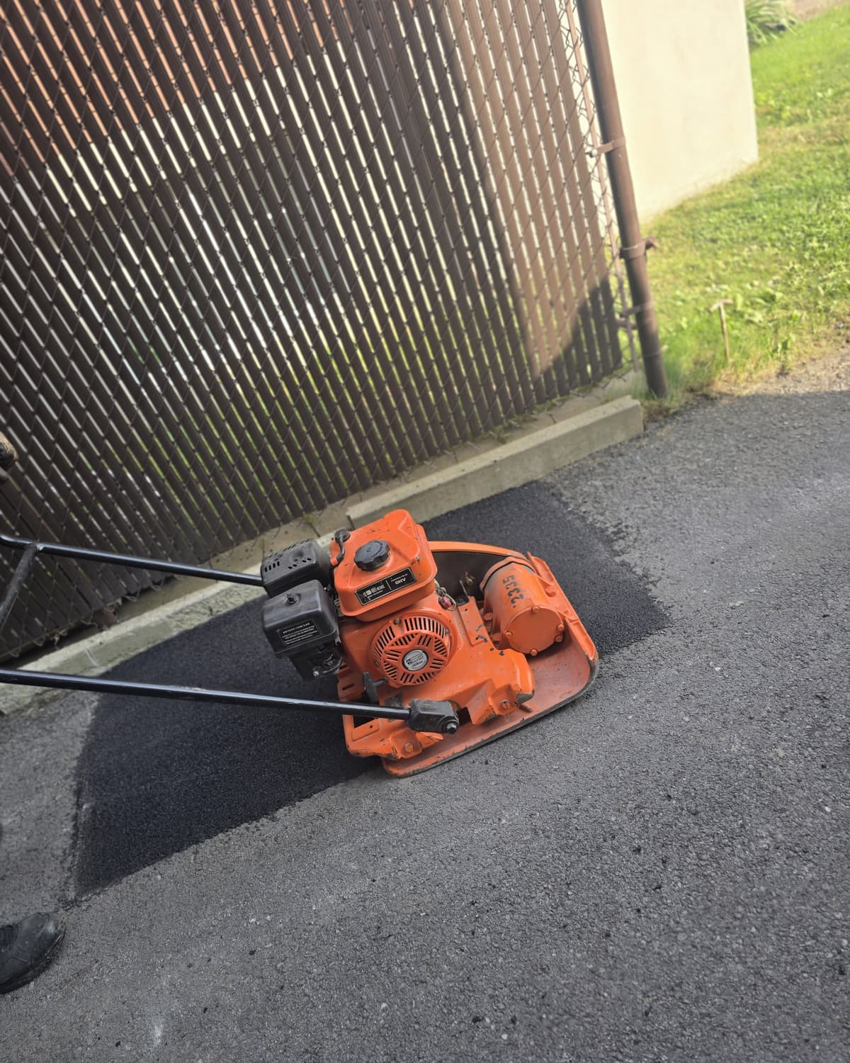 Compactage et finition de la réparation d'asphalte froide